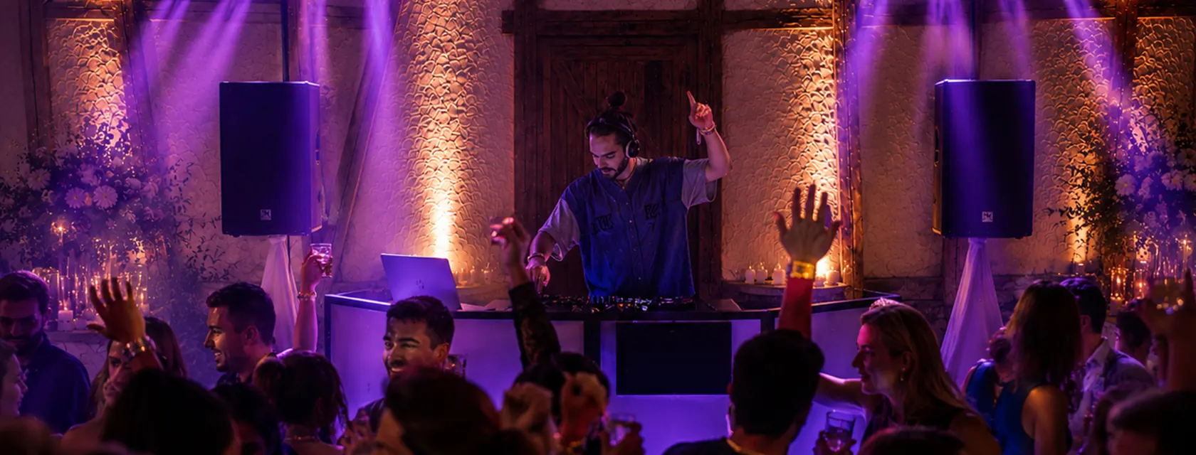 Volle Tanzfläche bei einer Feier in Heilbronn: DJ am Pult im Gewölbesaal, Gäste mit erhobenen Händen
